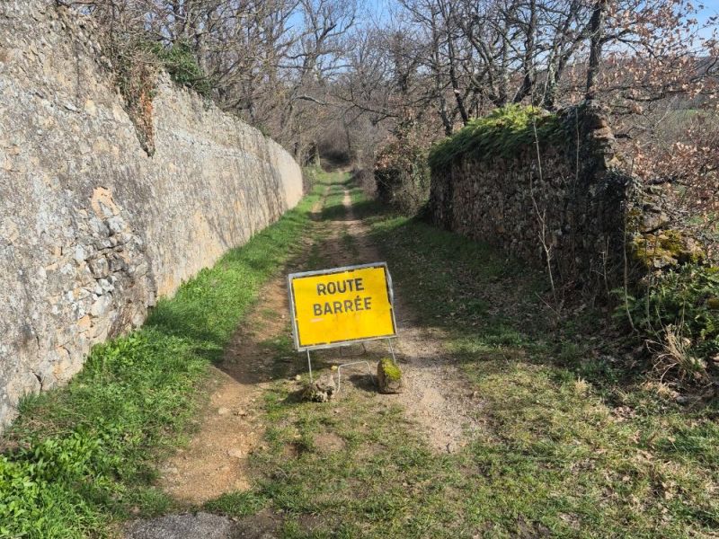 Chemin entre Gourdan et le Domaine de St Clair